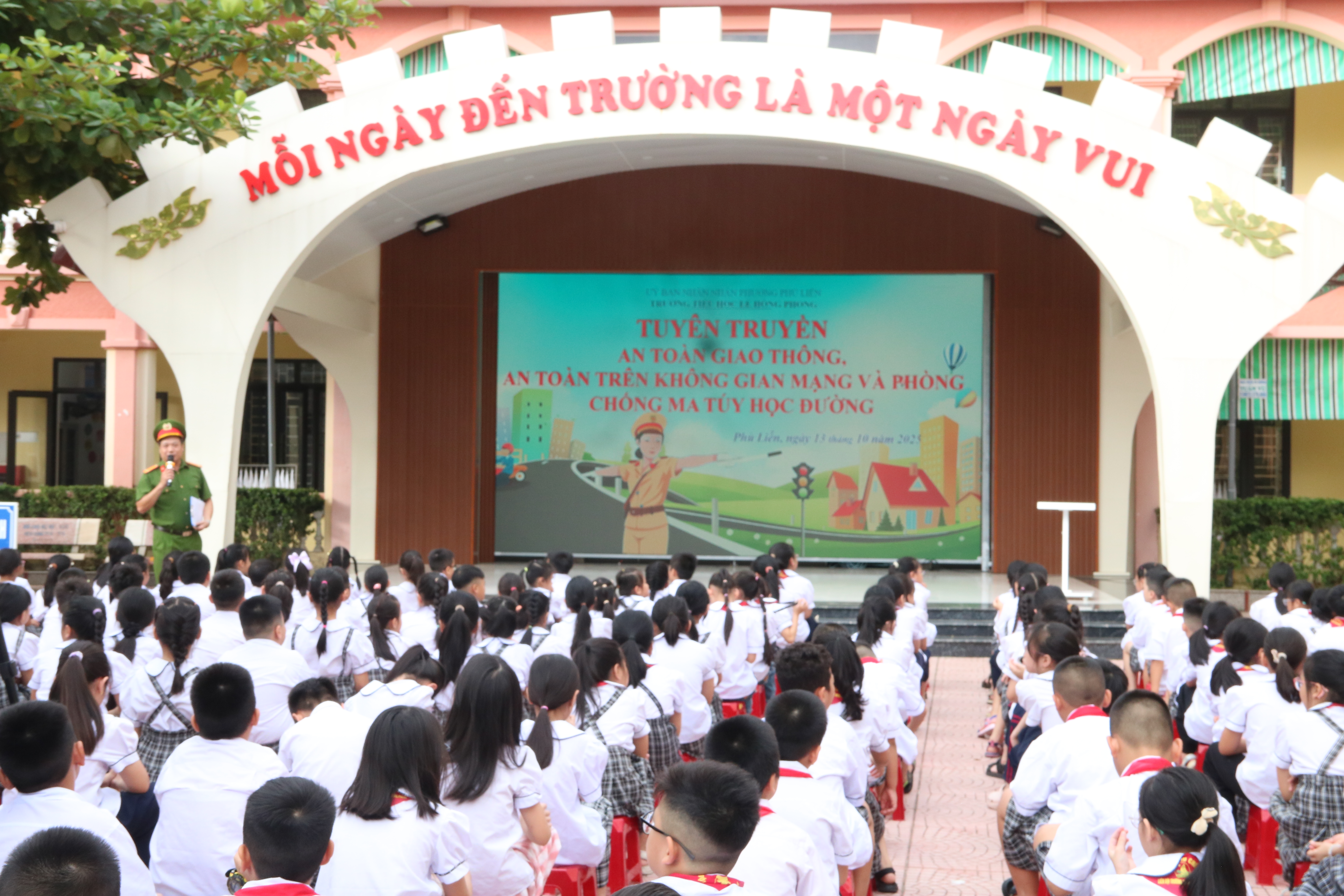 Công an phường Phù Liễn: Tuyên truyền pháp luật cho trên 1.000 học sinh trường Tiểu học Lê Hồng Phong